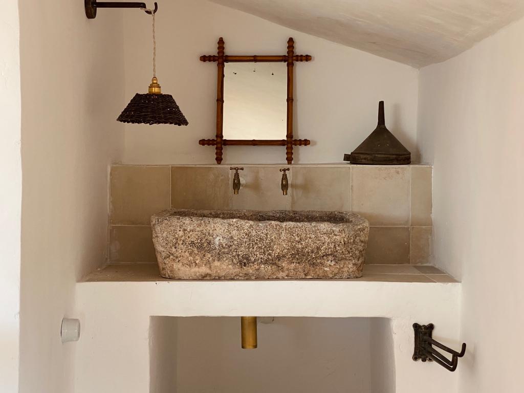 salle de bain avec pierre d'évier