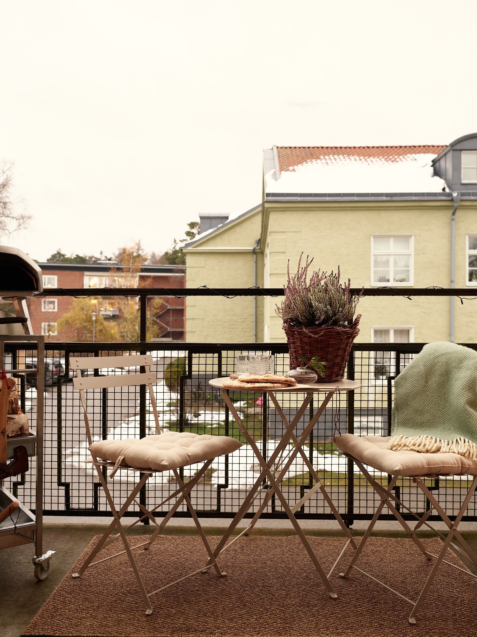 balcon avec table et chaises