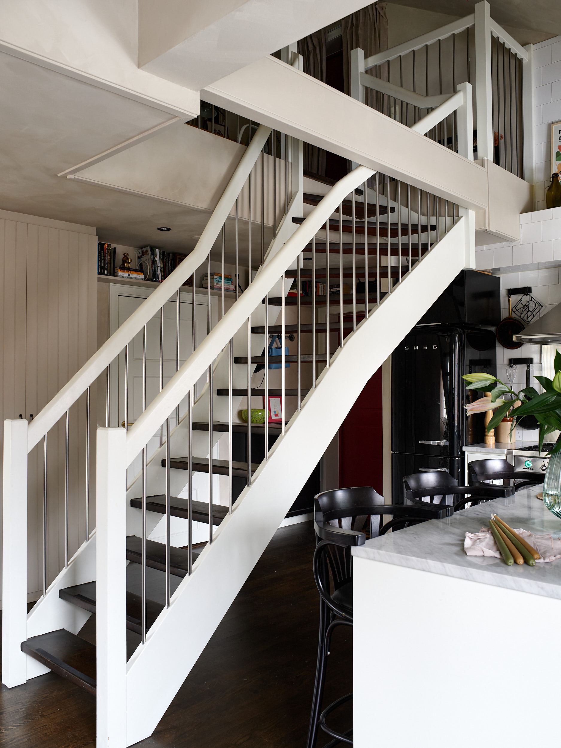 escalier moderne bois blanc et métal