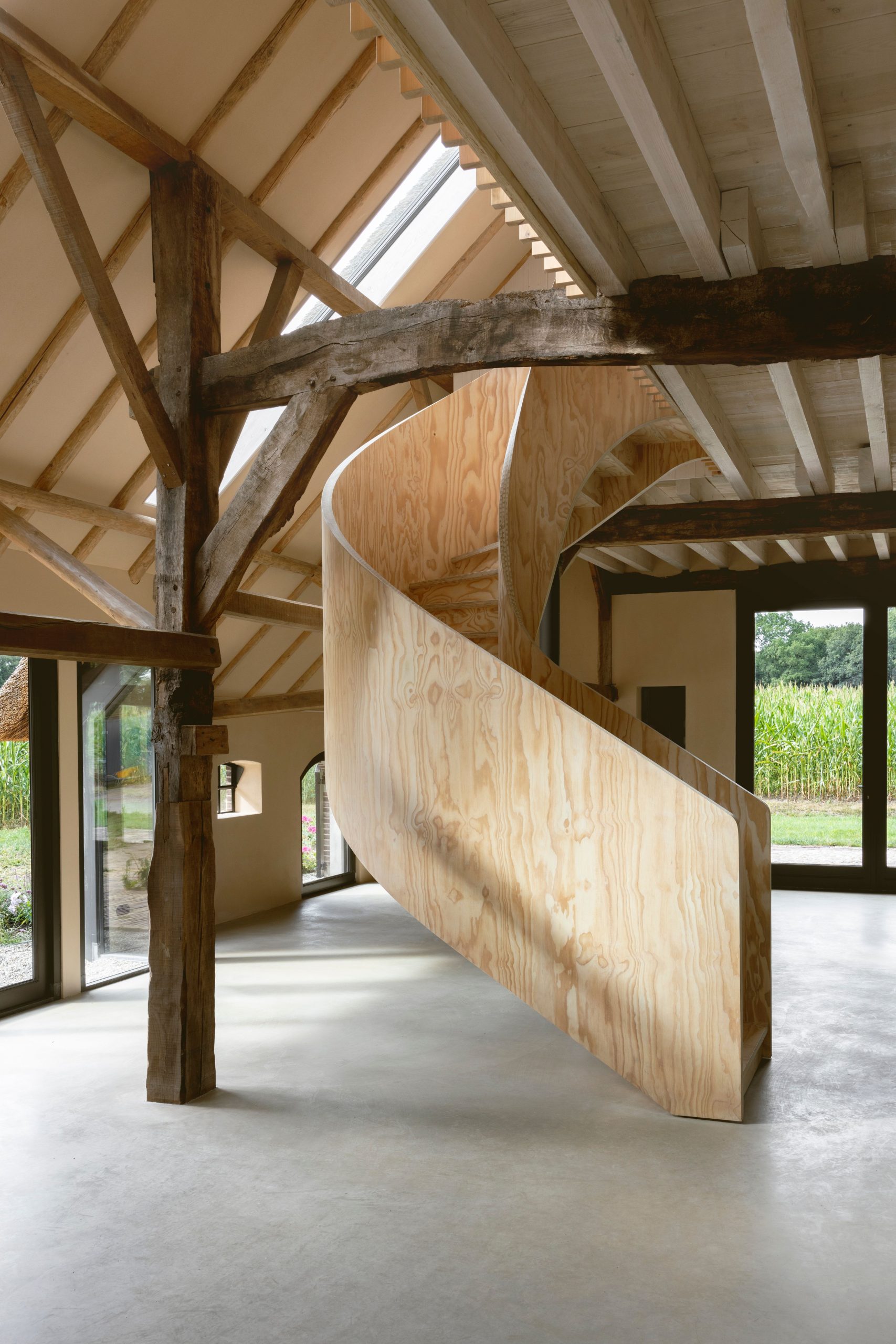 escalier design EeStairs dans ancienne ferme avec poutres