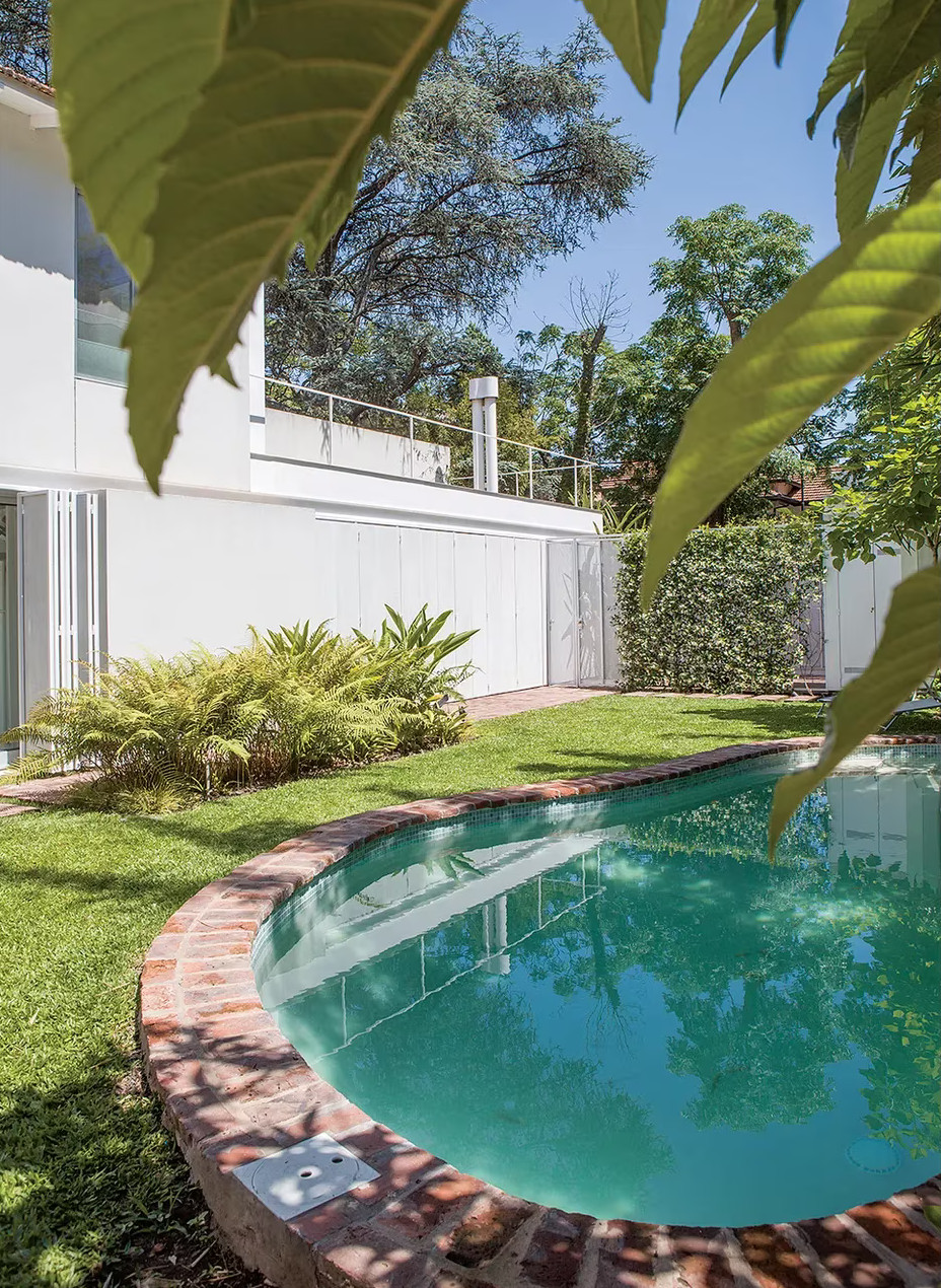 jardin avec piscine maison rénovée en Argentine