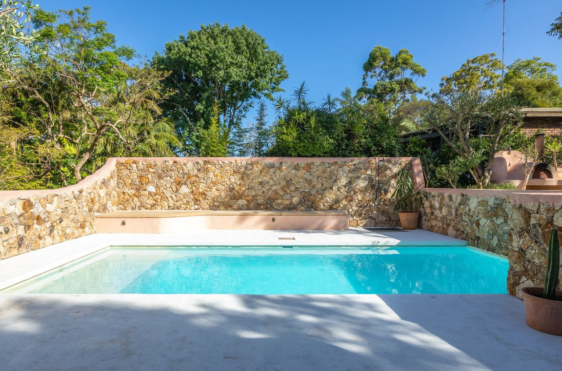 piscine avec mur de pierres