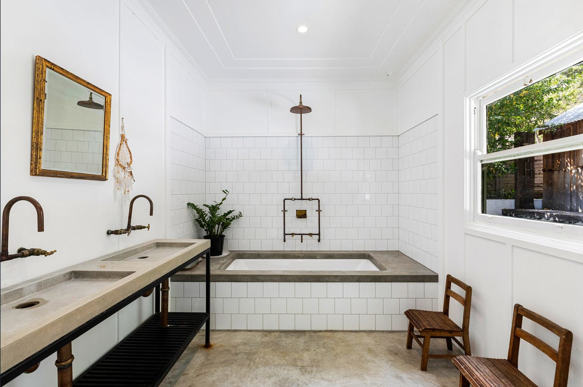 salle de bain béton et carrelage blanc