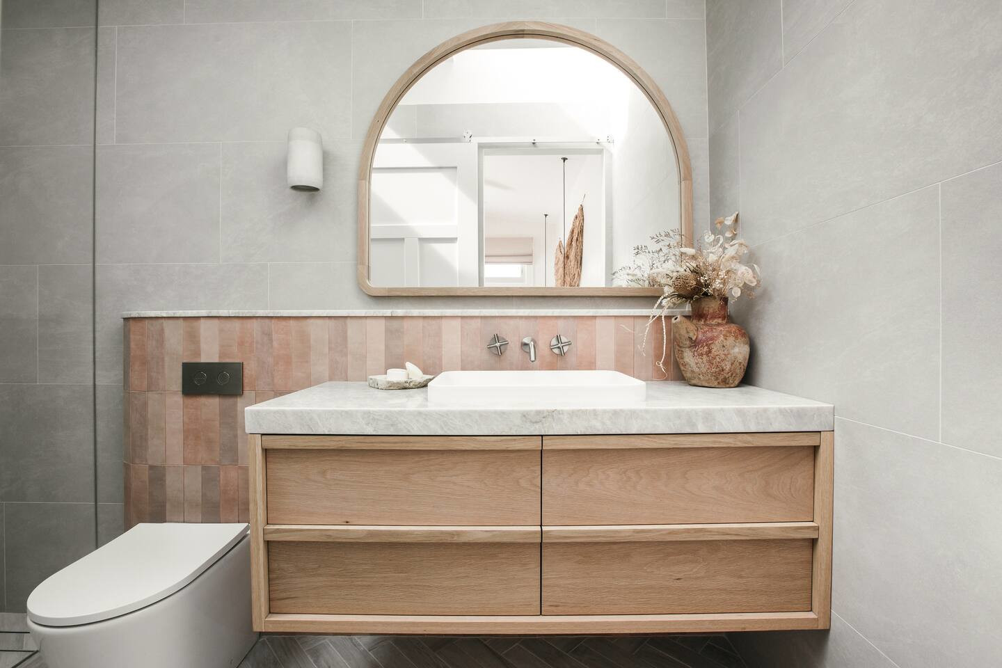 salle de bain design gris et bois