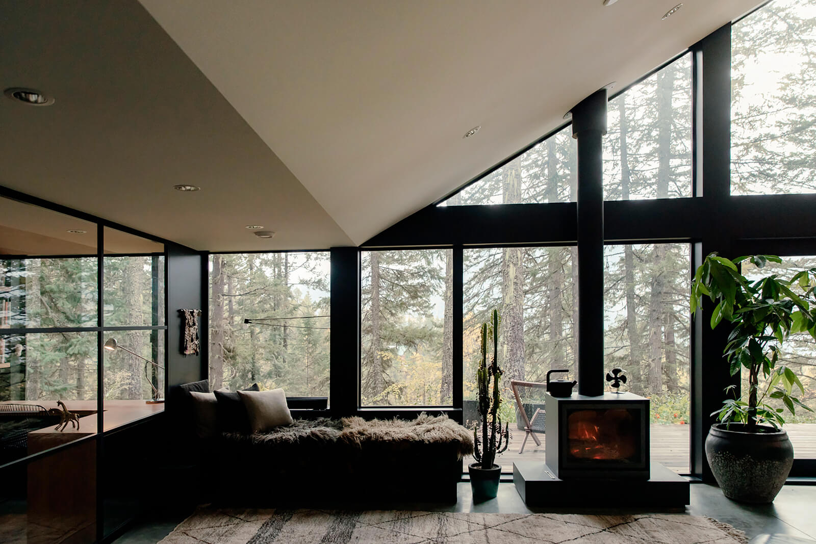salon avec pignon vitré et cheminée maison en bois