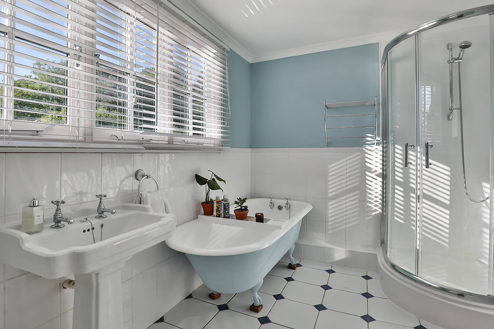 salle de bain rétro décoration bleue