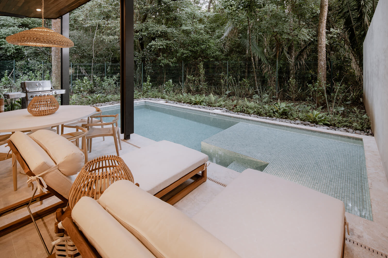 terrasse avec piscine maison contemporaine