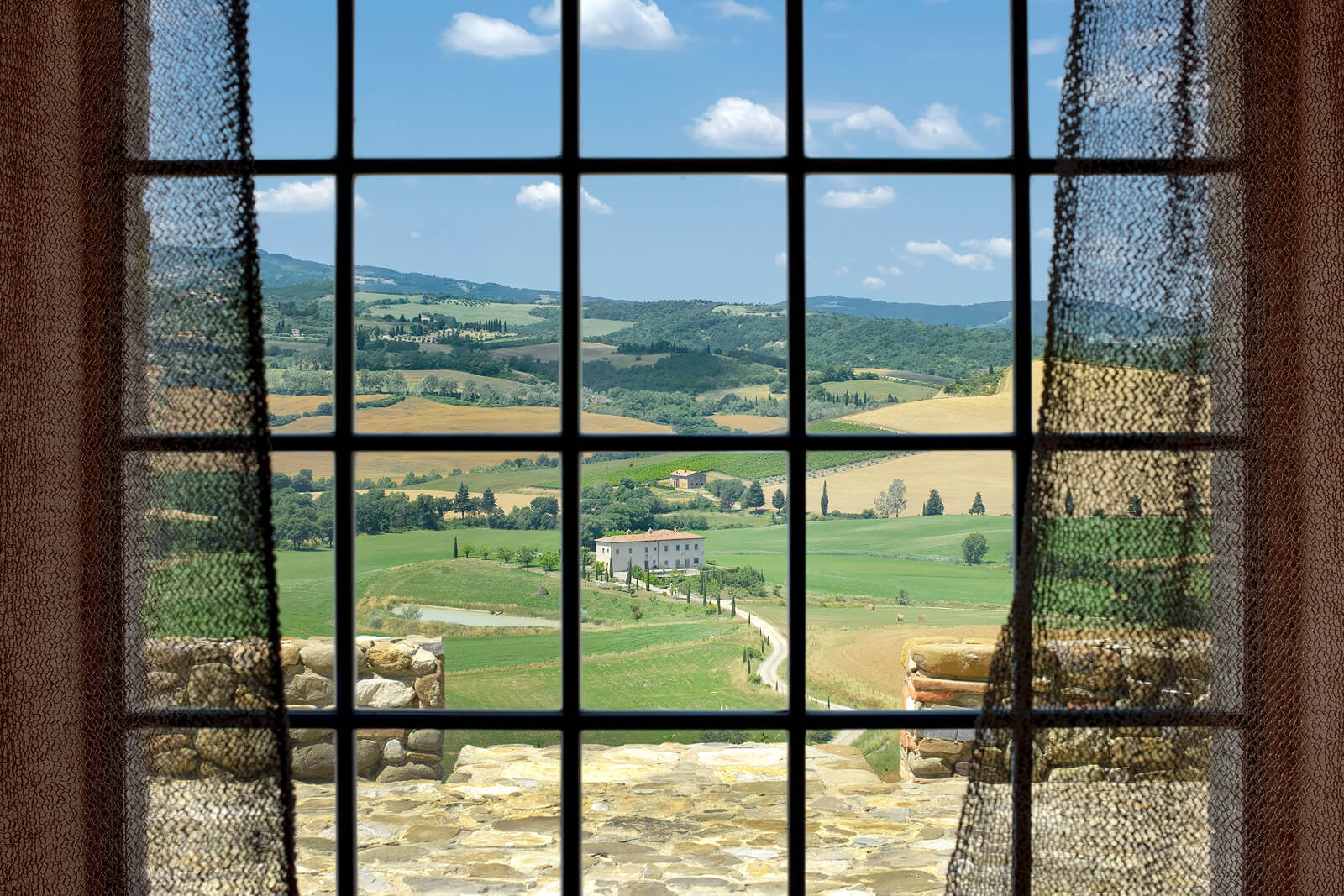 fenêtre vue collines en Toscane