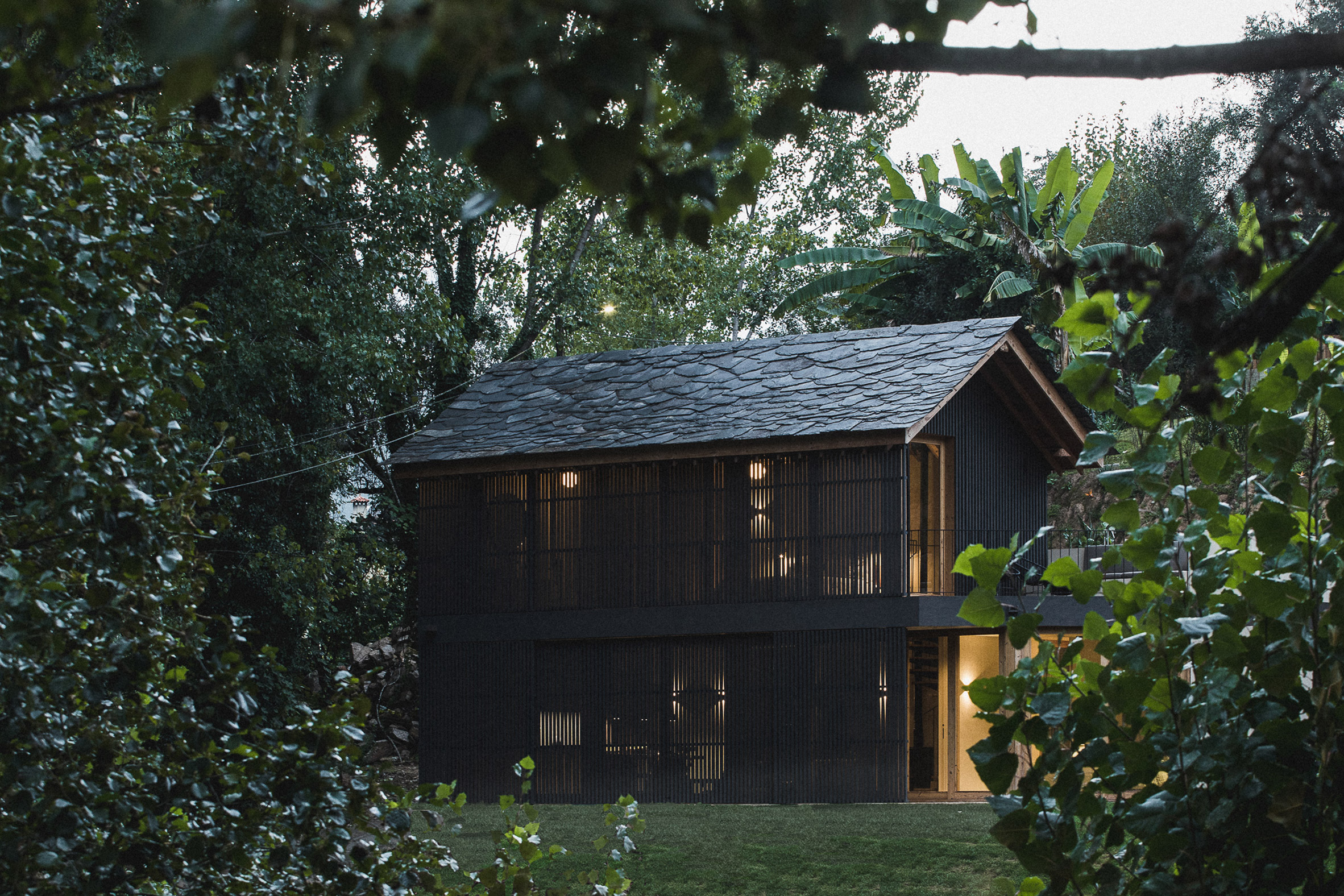maison contemporaine en bois noir