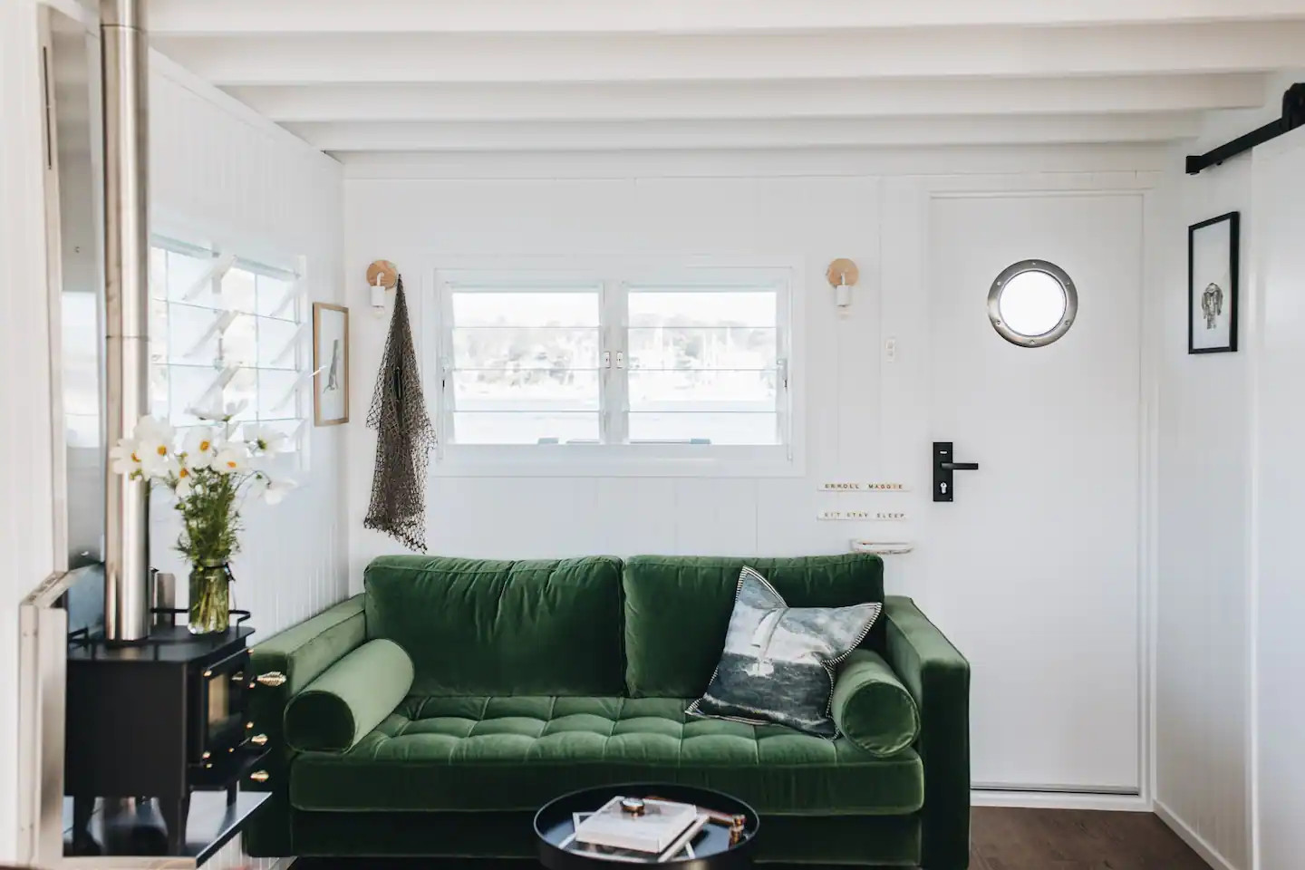 salon avec canapé velours vert