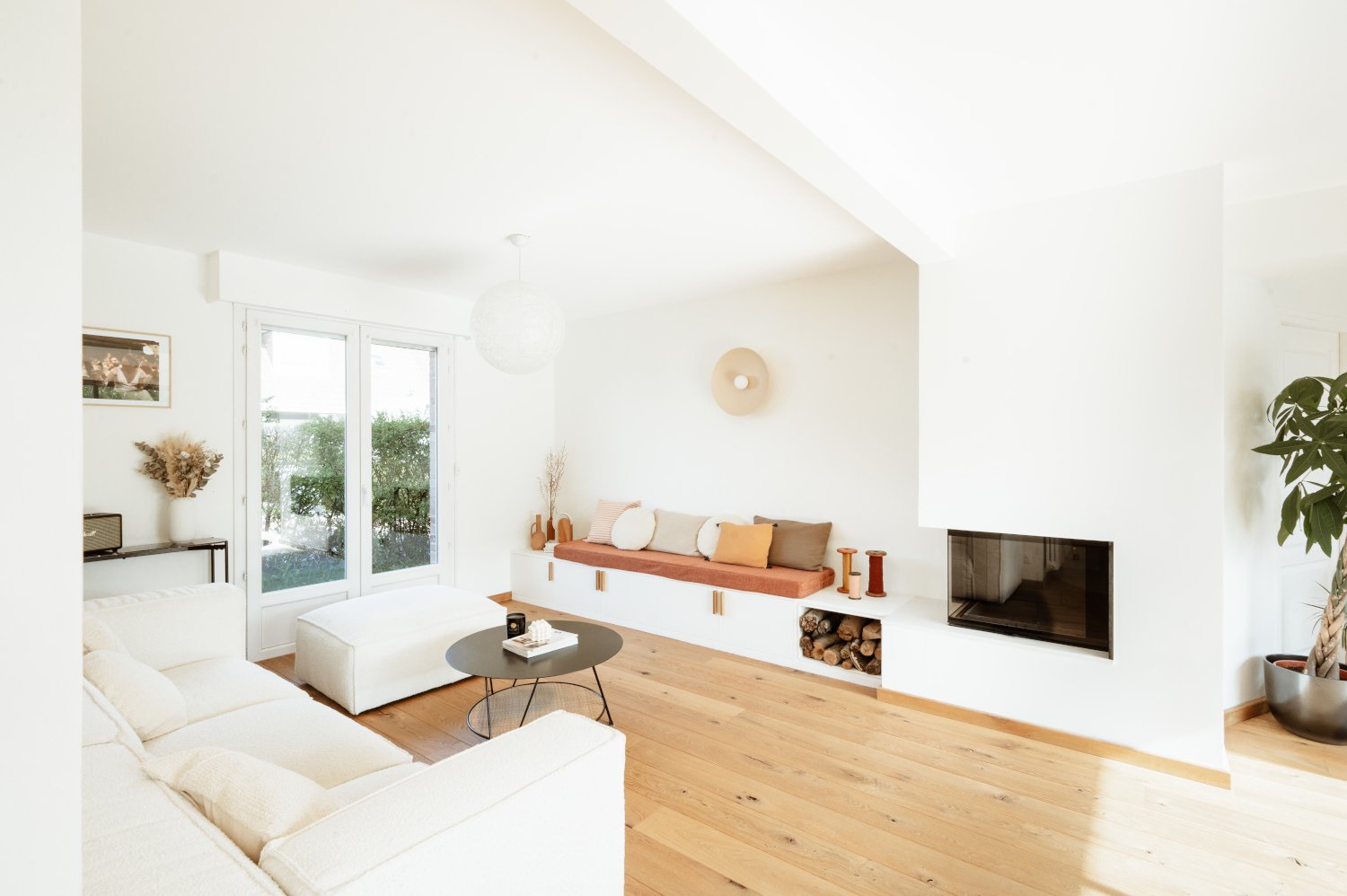 salon blanc avec cheminée photo ©Marie Dubrulle Studio
