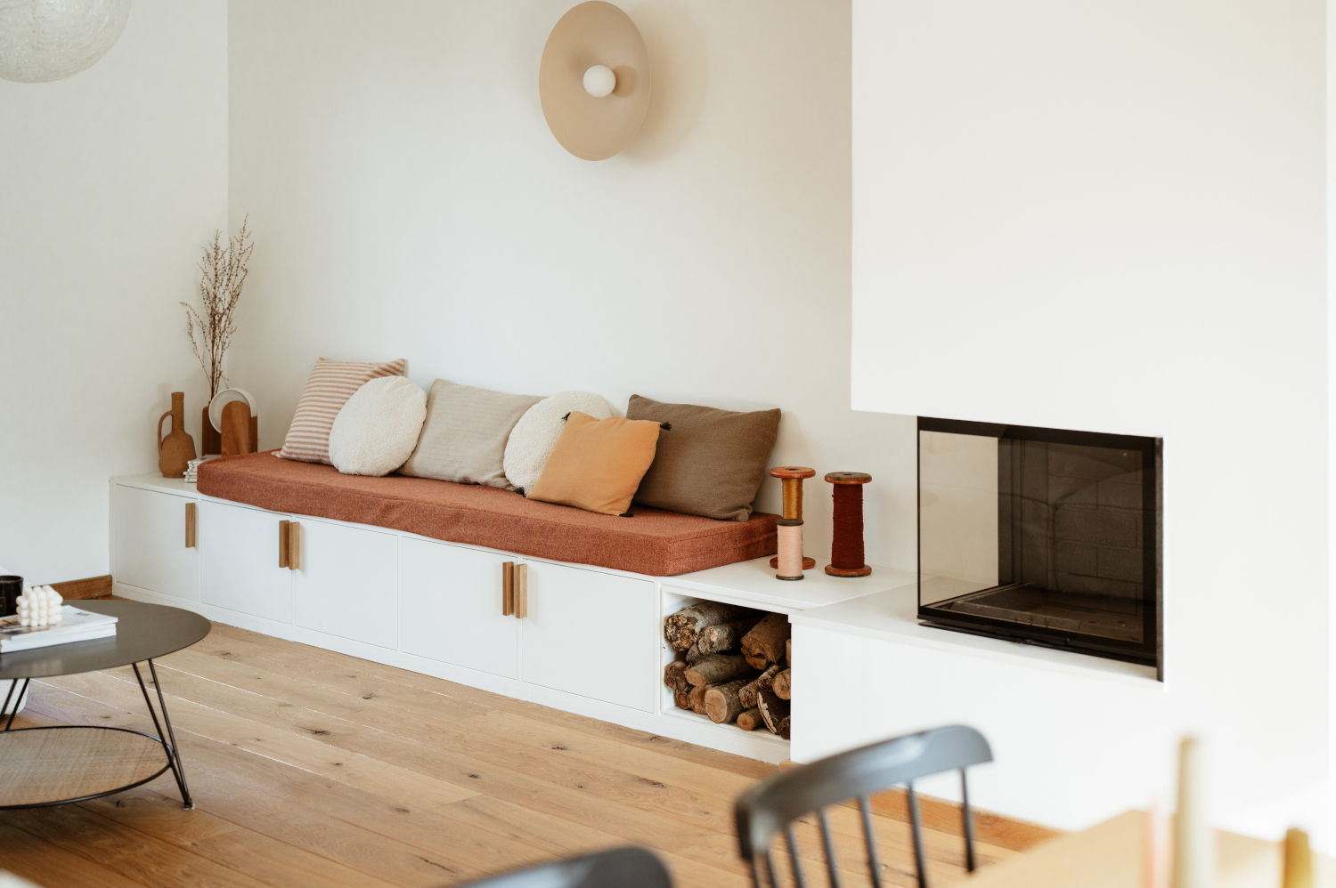 salon blanc avec cheminée photo ©Marie Dubrulle Studio
