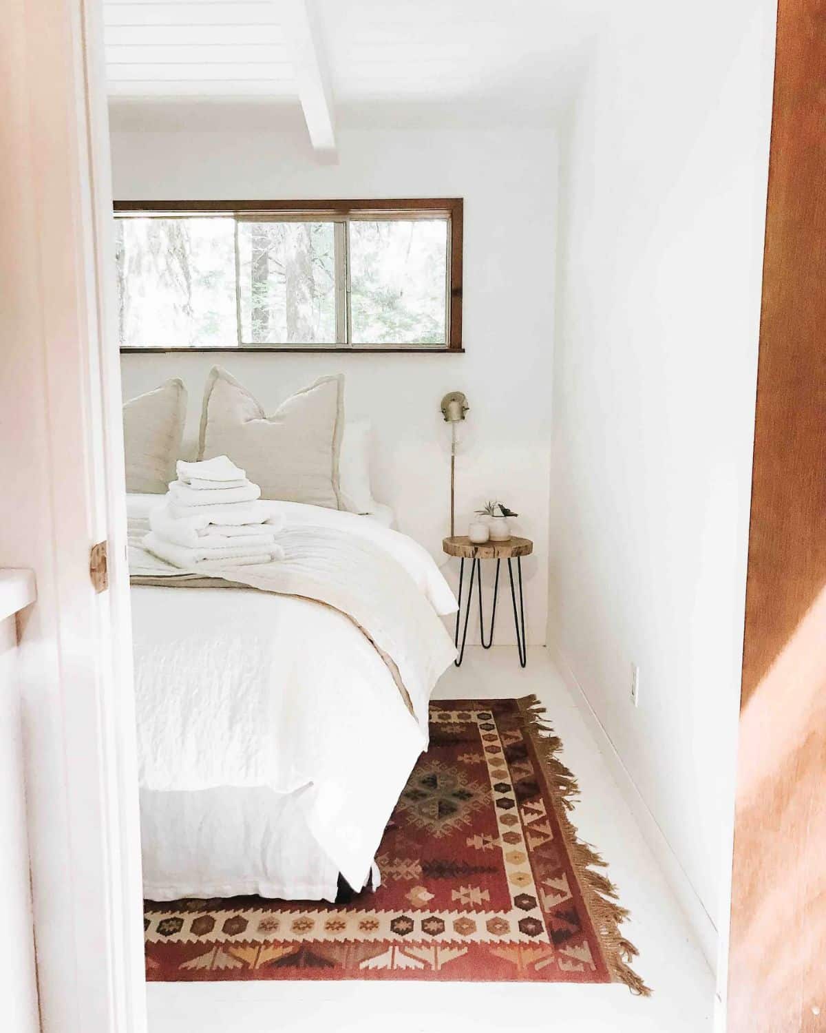 chambre minimaliste avec tapis ancien