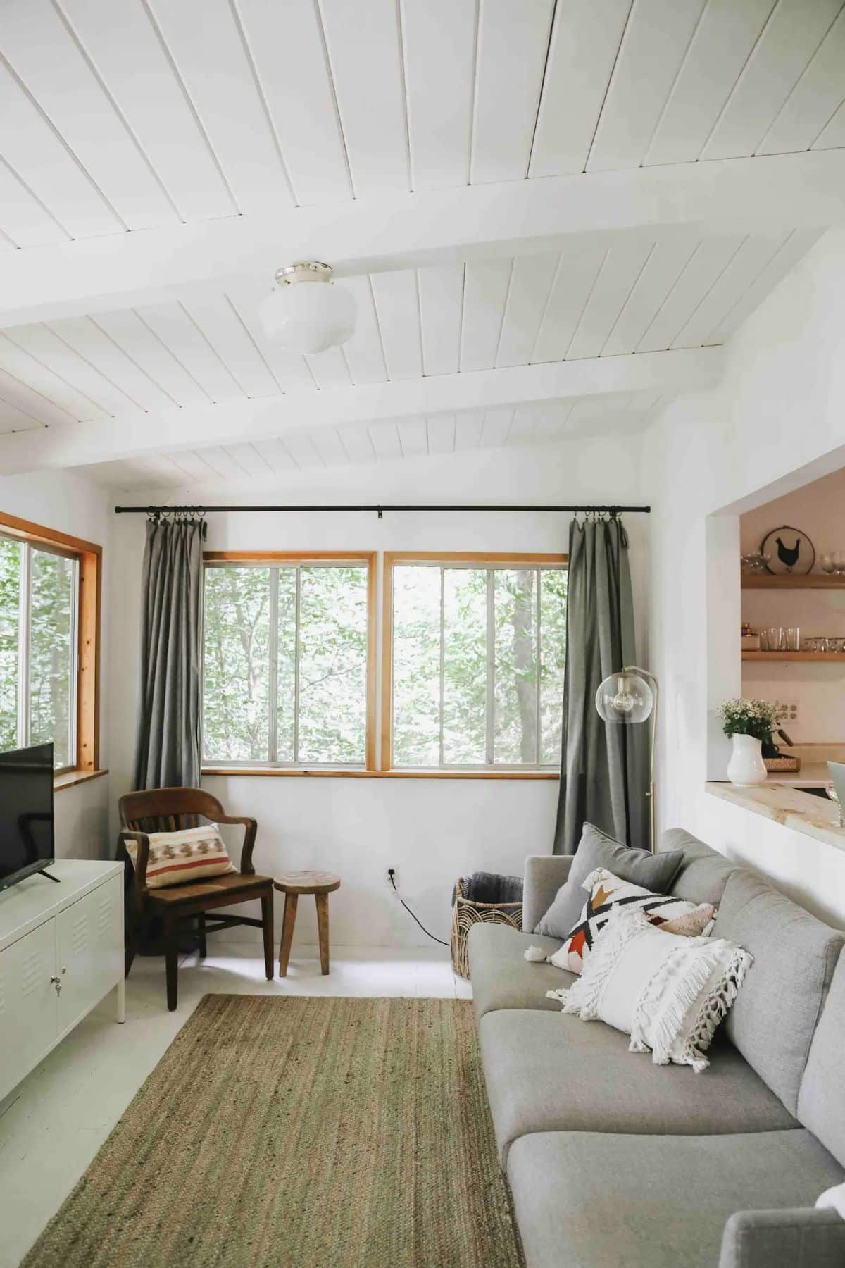 salon maison en bois plafond blanc