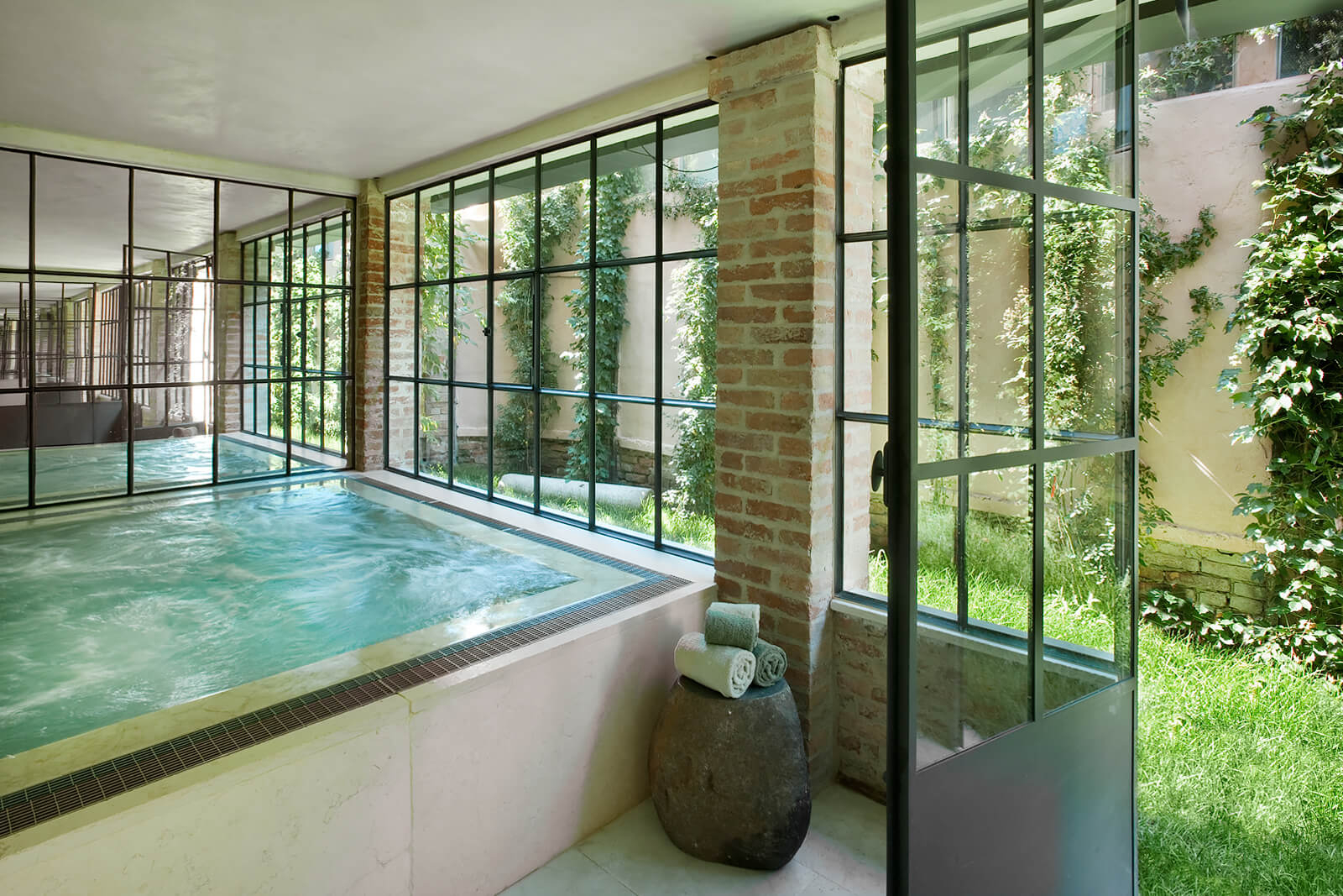 piscine couverte dans maison Venise