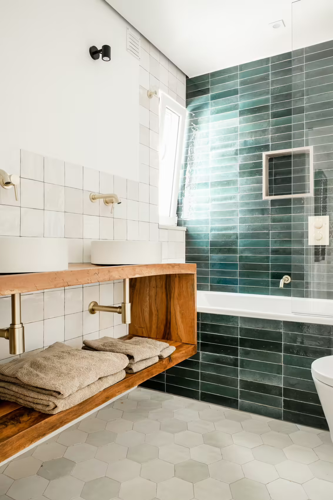 salle de bain décoration naturelle bois et vert
