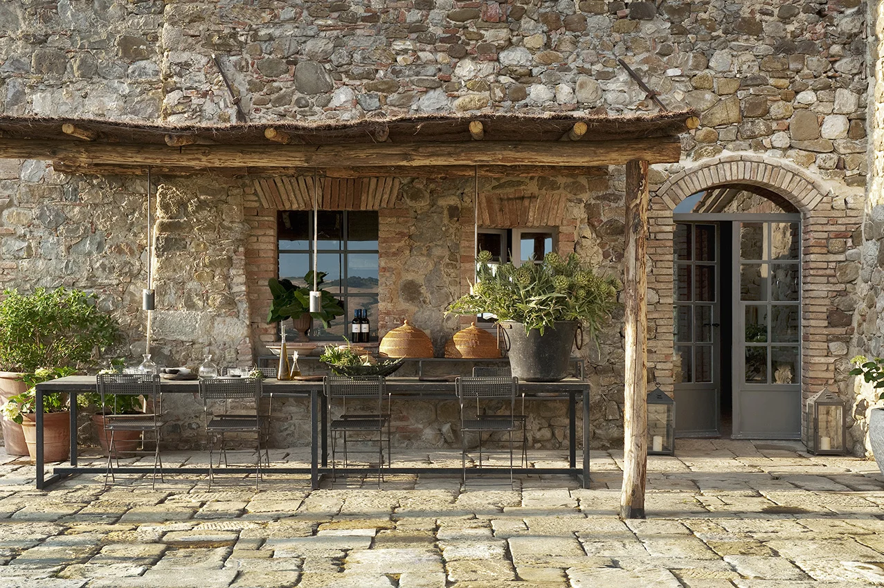 terrasse avec pergola bois maison en pierres rénovée