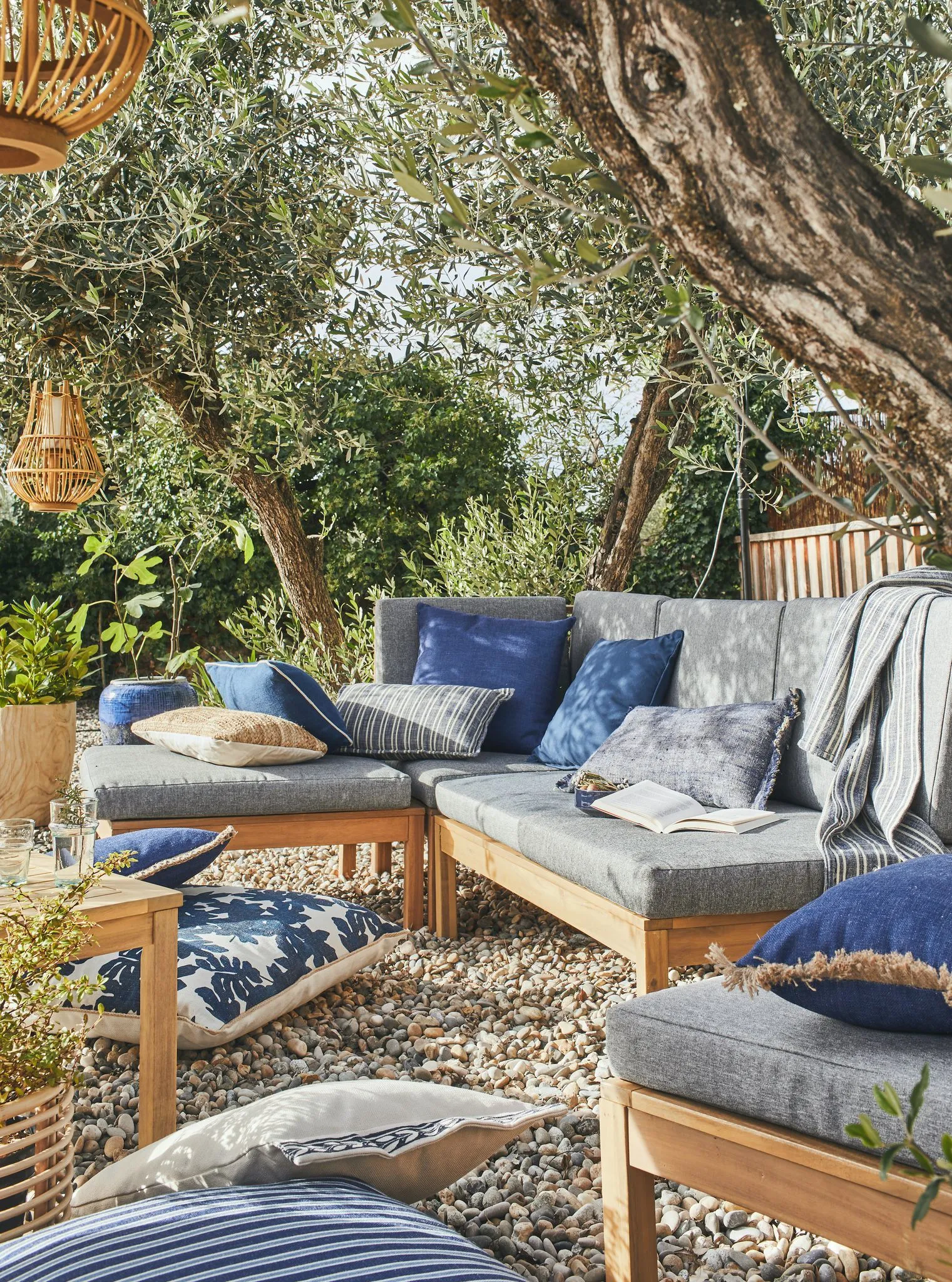 salon de jardin sous olivier