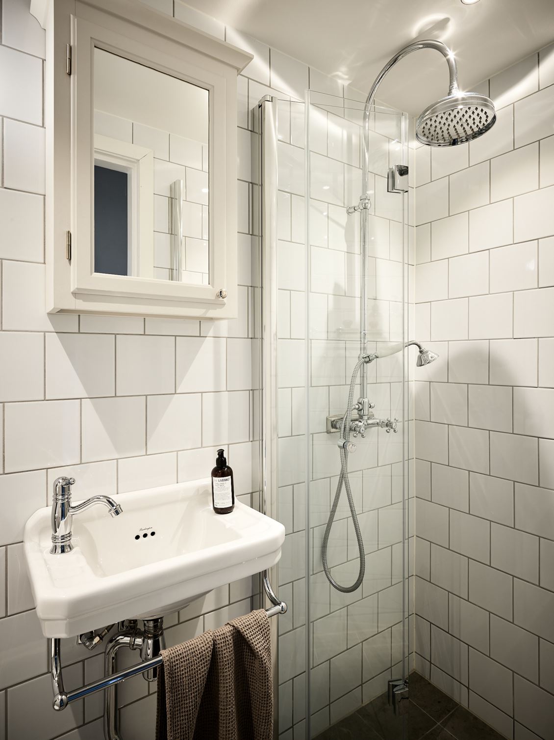 salle de bain carrelage blanc décoration scandinave