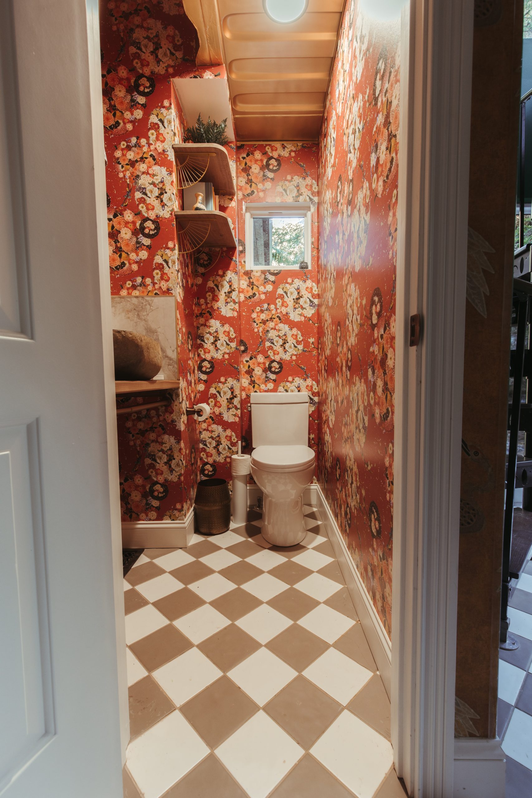 toilettes papier-peint fleuri et sol à damier