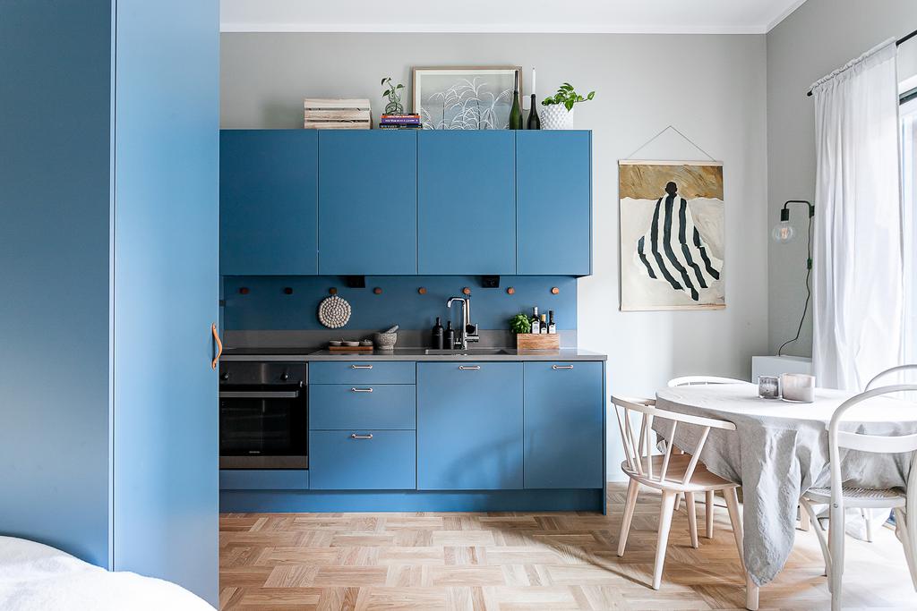 cuisine design bleue dans studio de 27m2