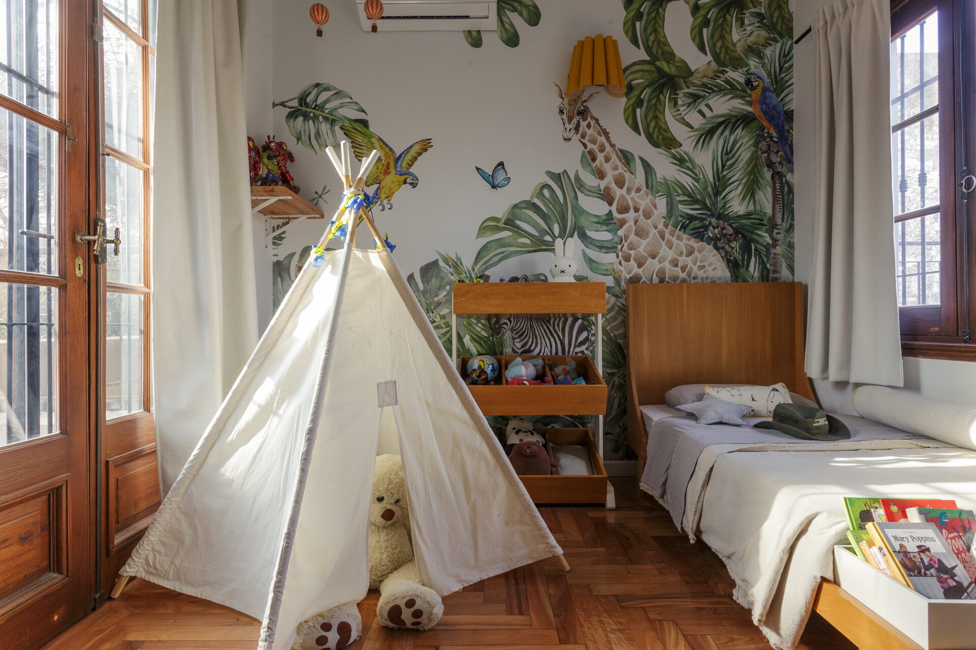 chambre enfant décoration moderne avec papier-peint panoramique