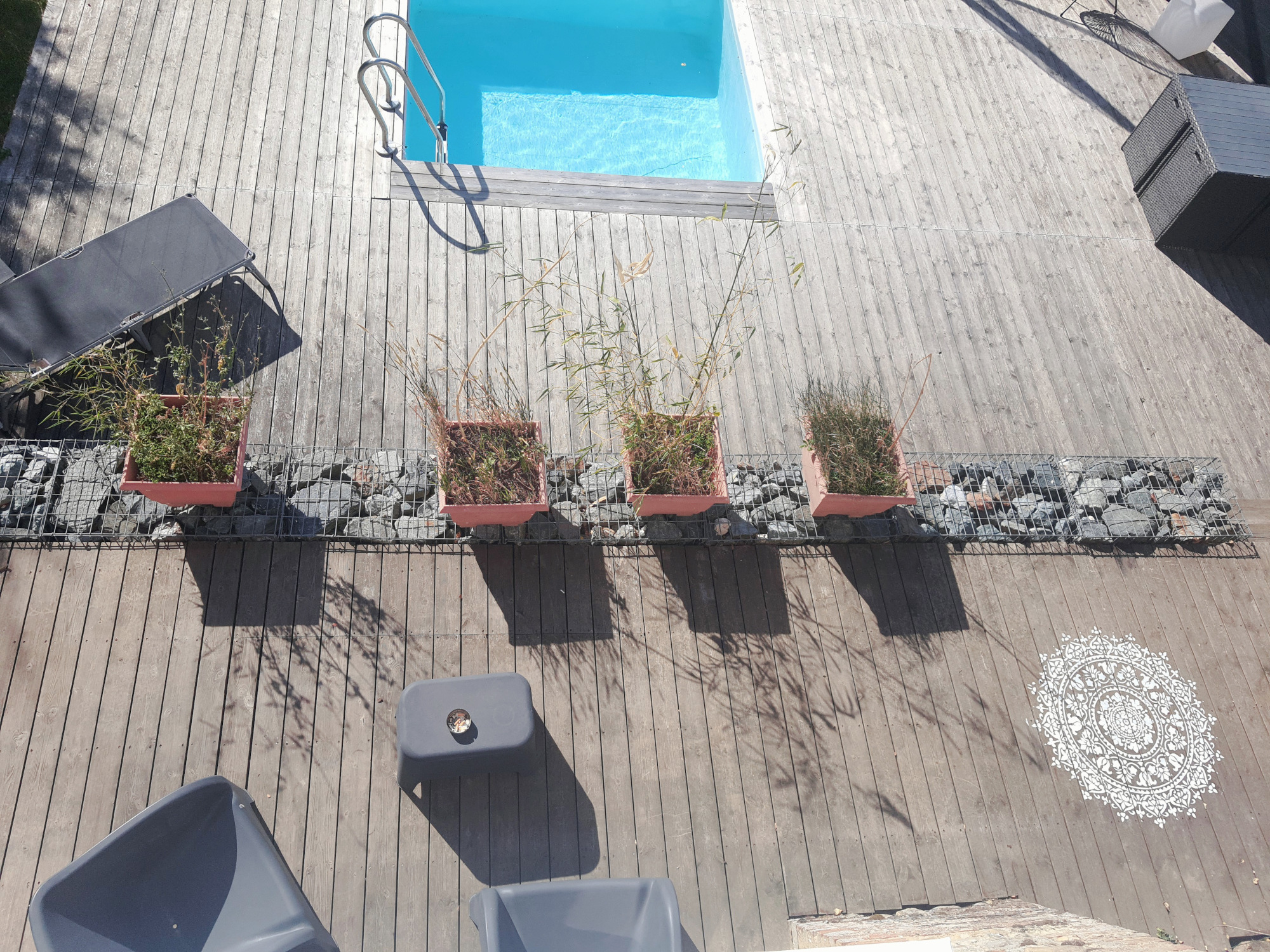 terrasse avec piscine maison rénovée Aux Secrets d'Agathe