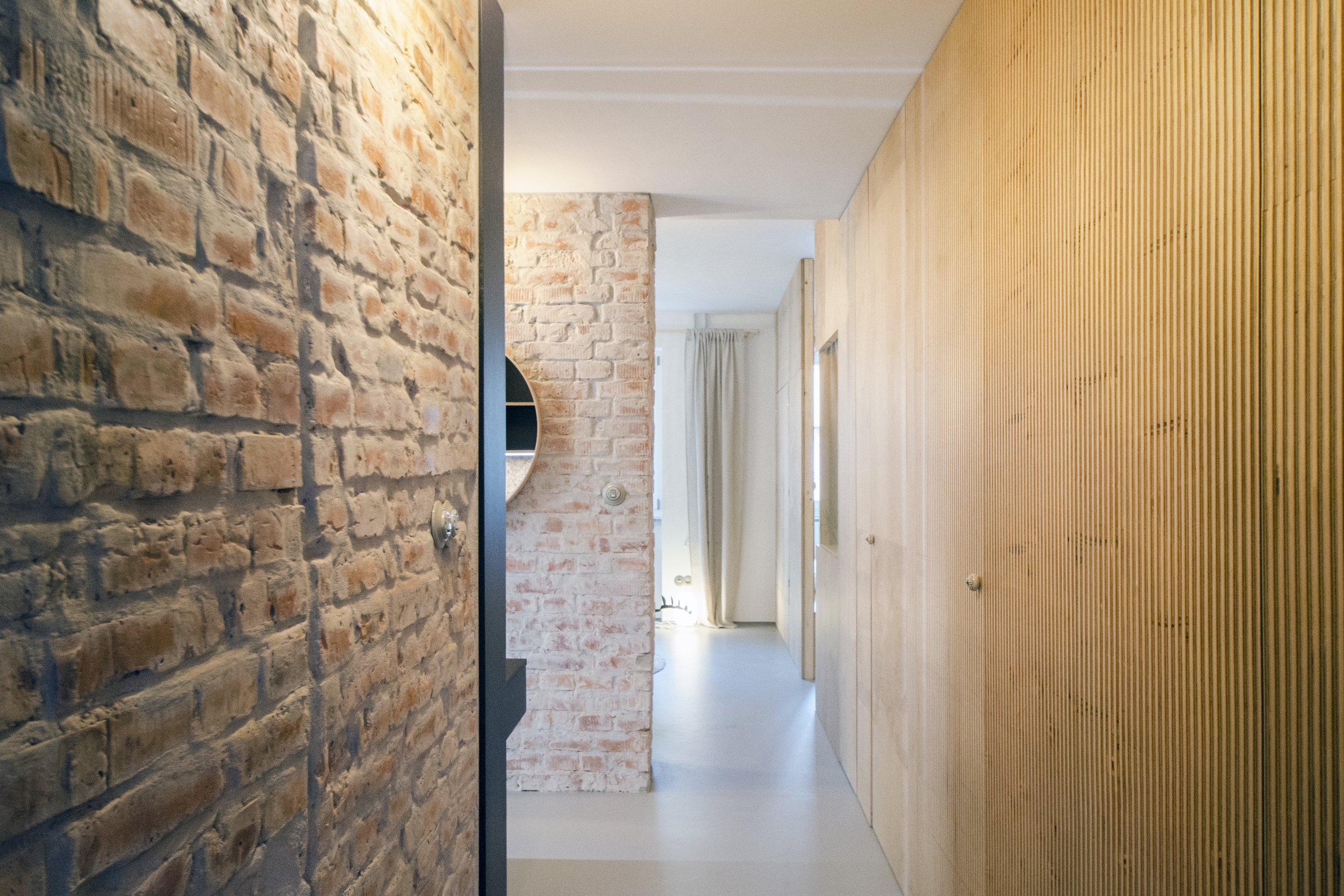 couloir murs de briques décoration design