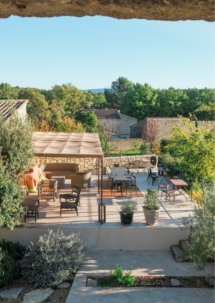 terrasse avec pergola maison en pierres en Provence ferme Les Callis