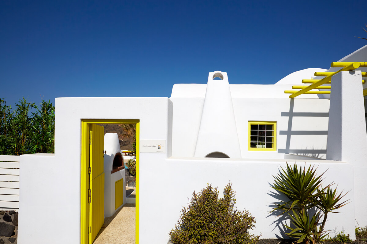 terrasse maison contemporaine en couleurs Grèce