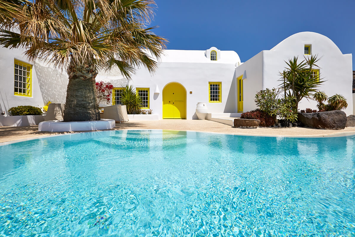 terrasse avec piscine maison contemporaine en couleurs Grèce