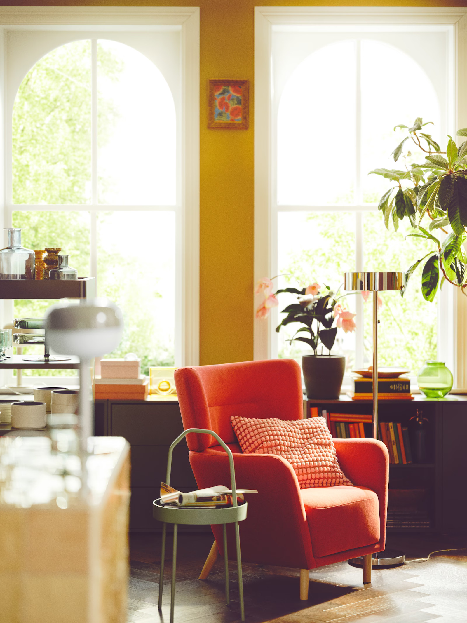 salon avec fauteuil orange IKEA