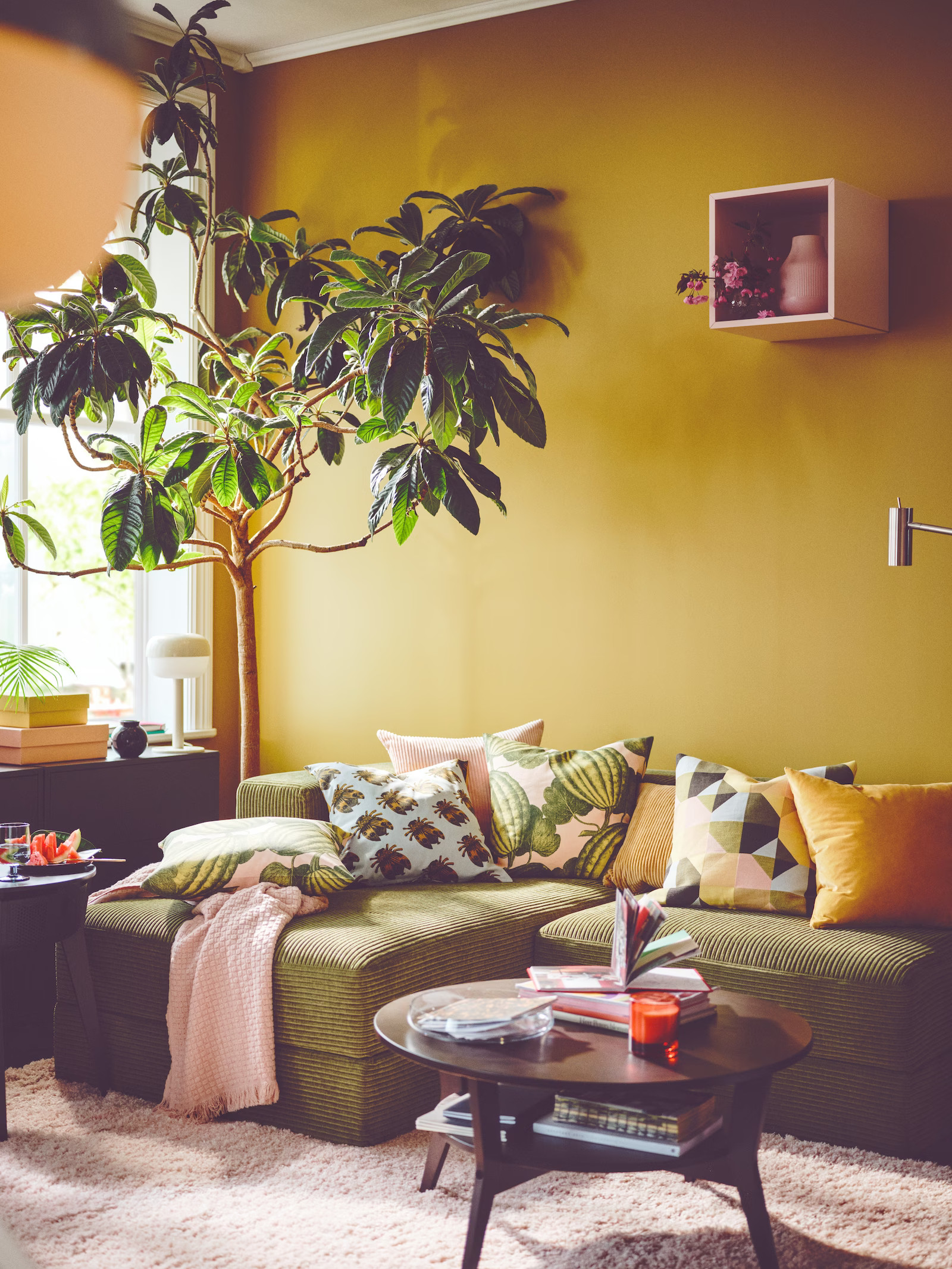 salon avec canapé vert velours IKEA