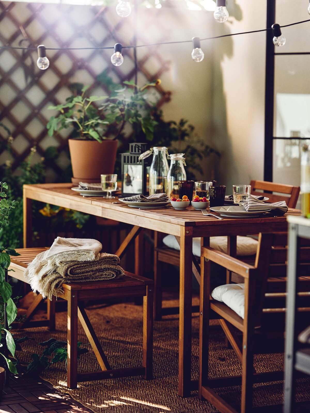 table en bois sur terrasse