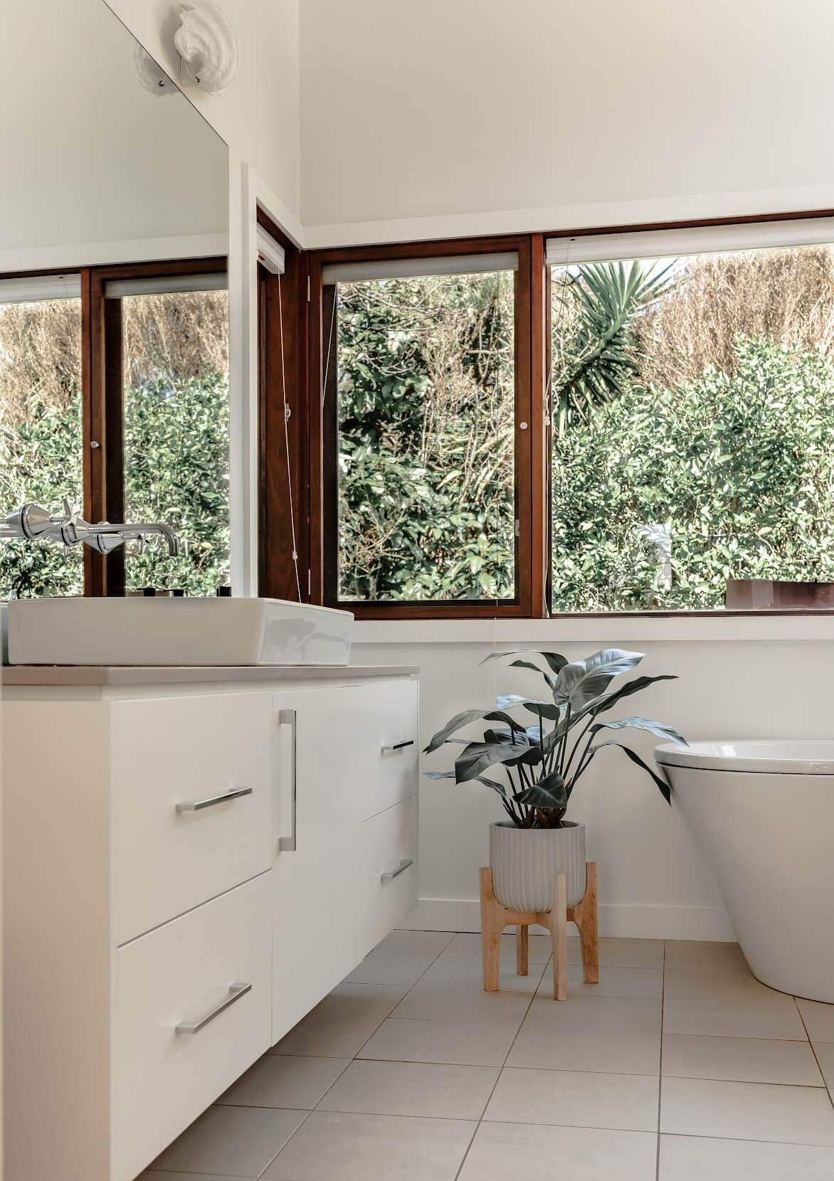 salle de bain avec fenêtre décoration contemporaine