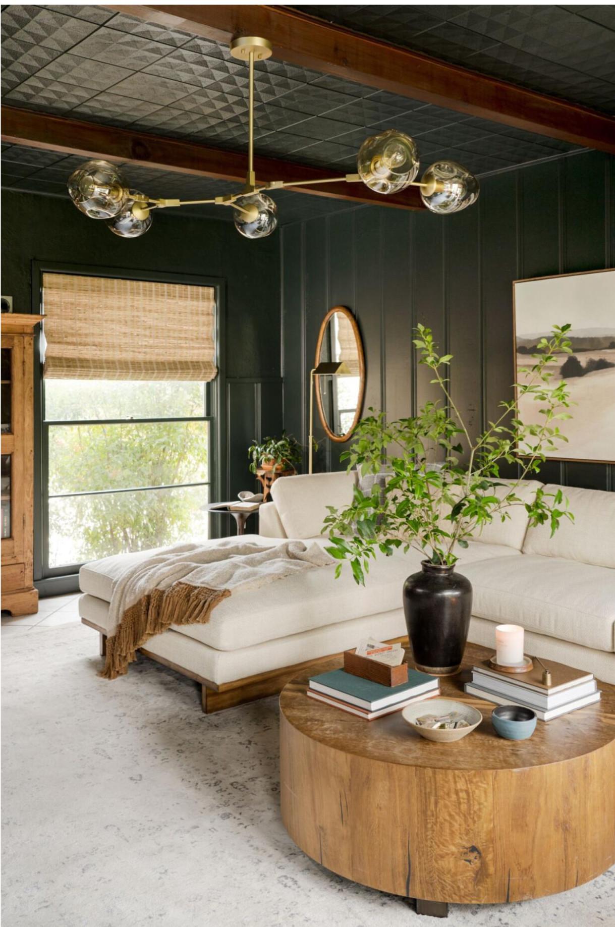 salon murs verts rénové par Joanna Gaines