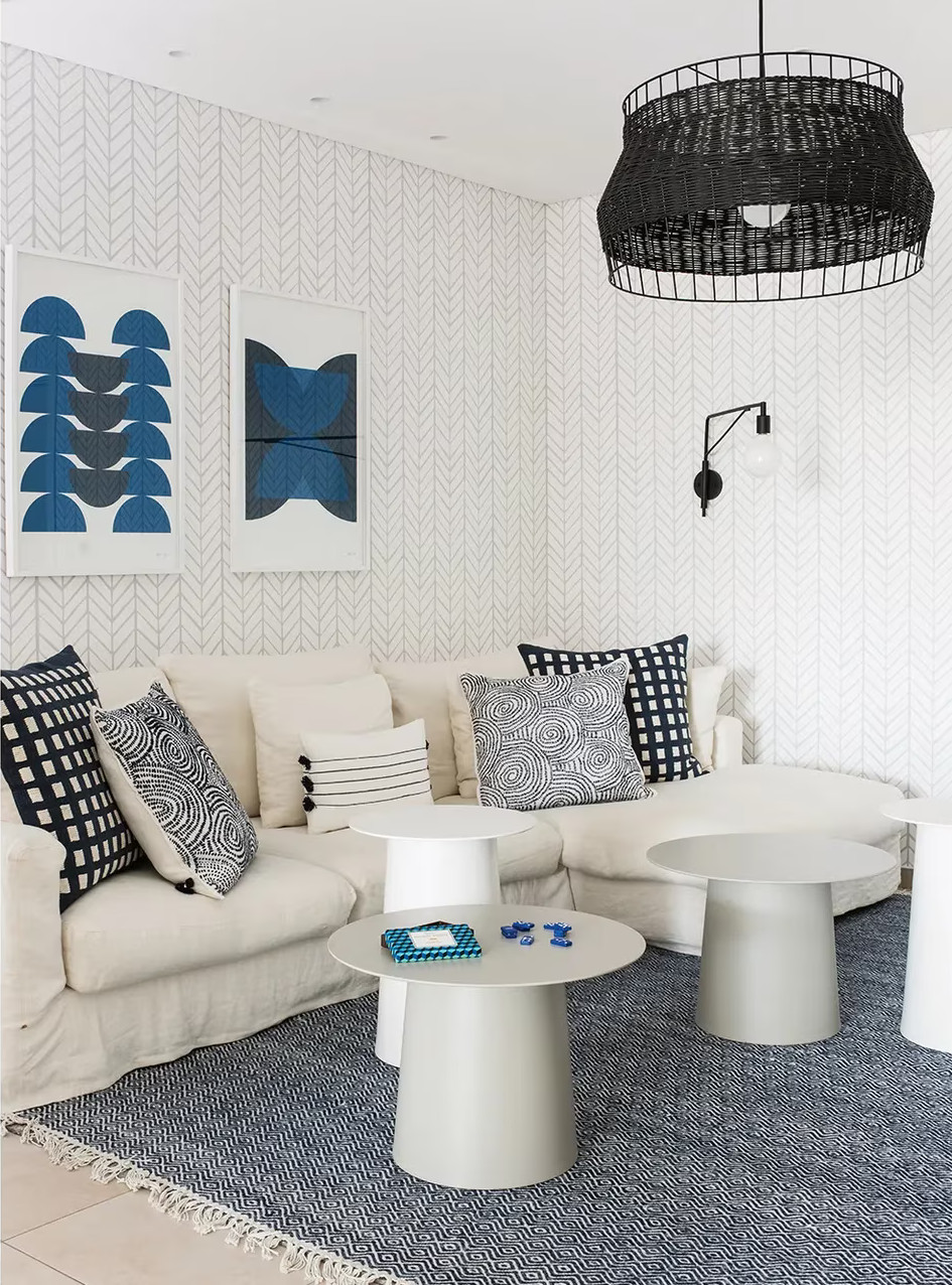salon décoration design blanche et bleue