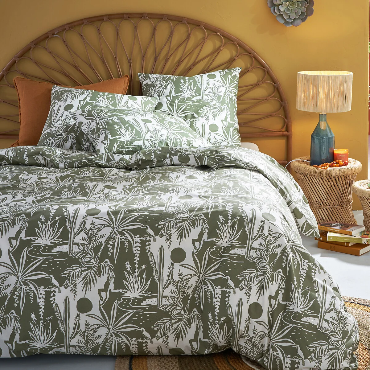 chambre linge de lit végétal vert tête de lit rotin