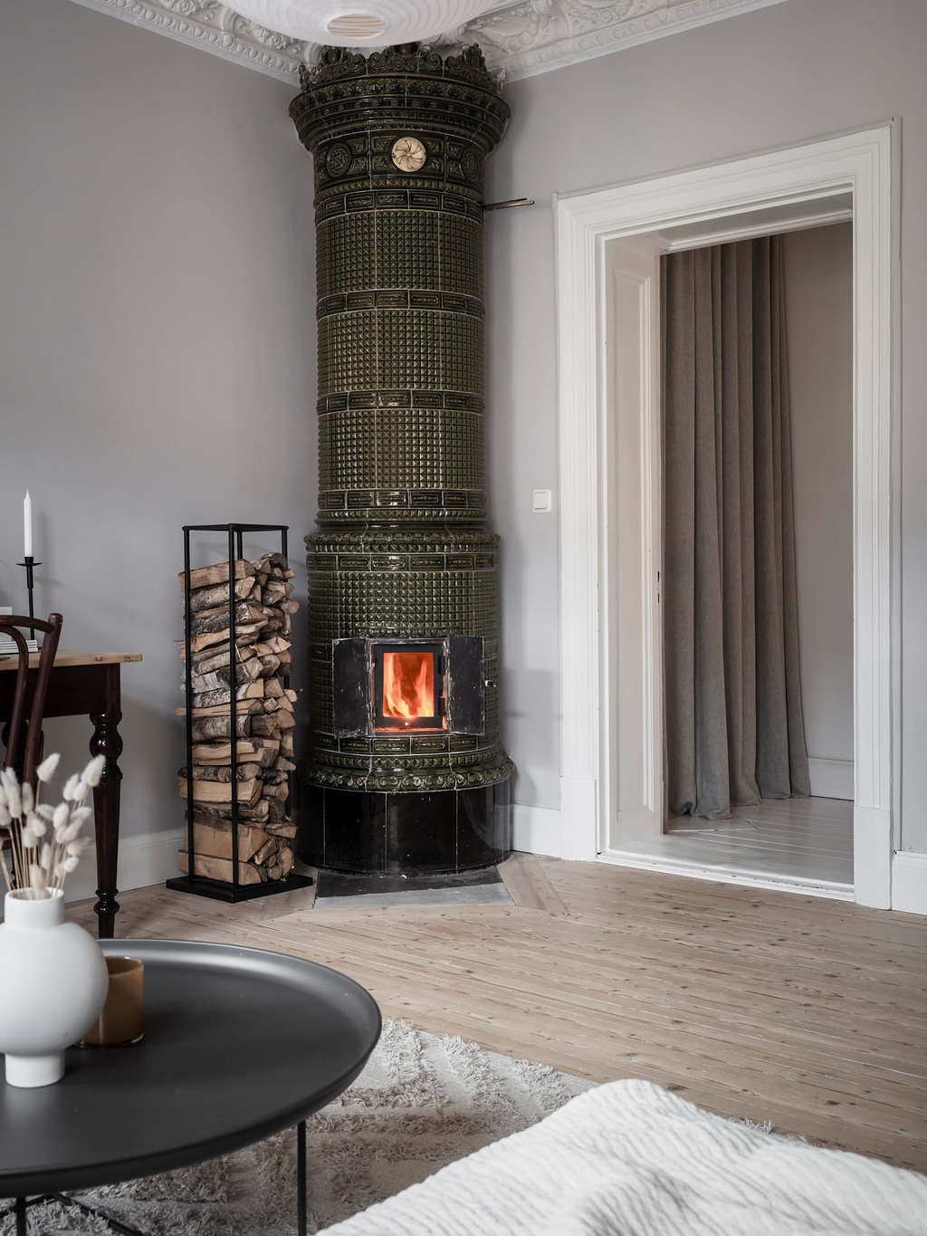 salon décoration scandinave avec cheminée ancienne