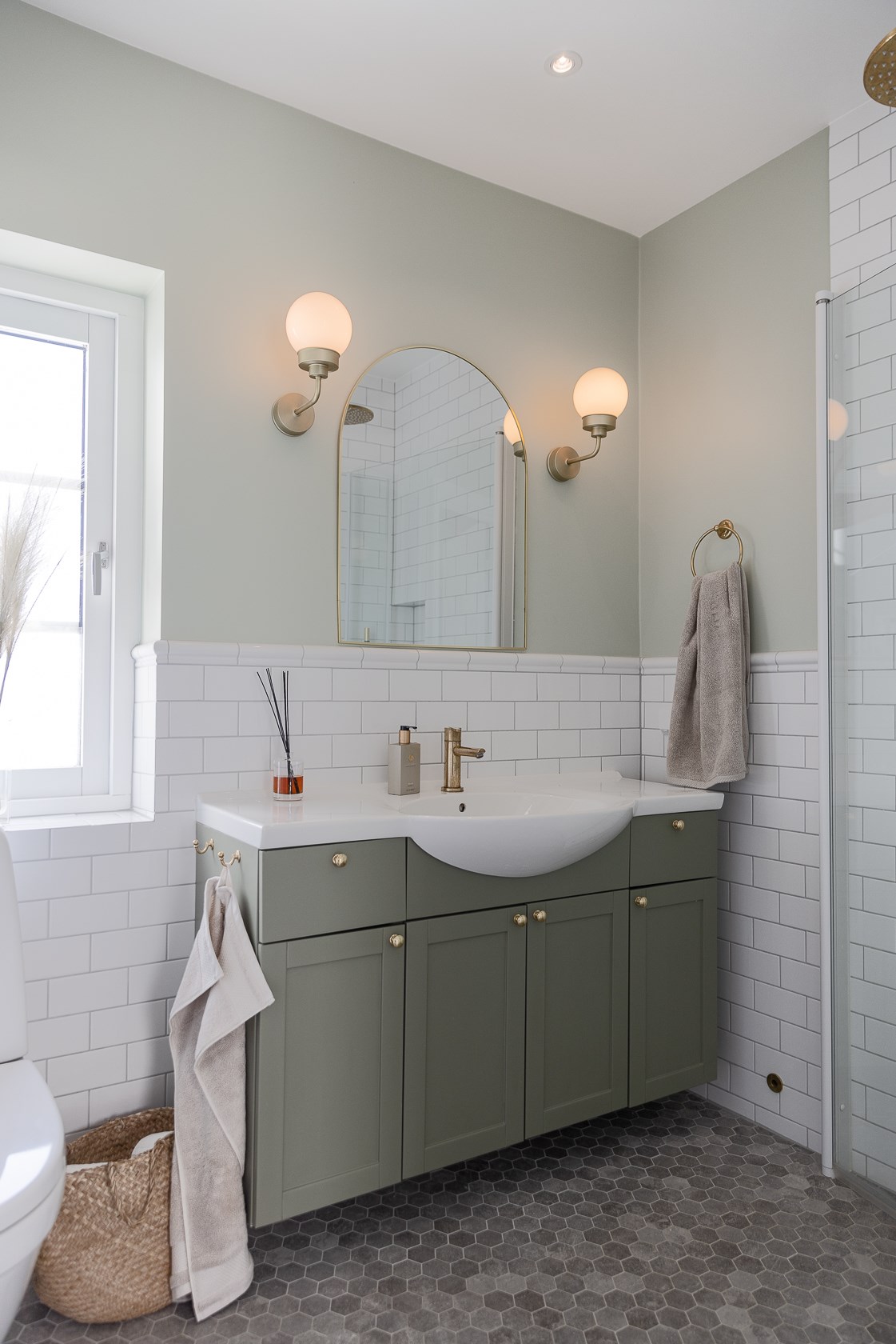 salle de bain avec tomettes grises décoration contemporaine