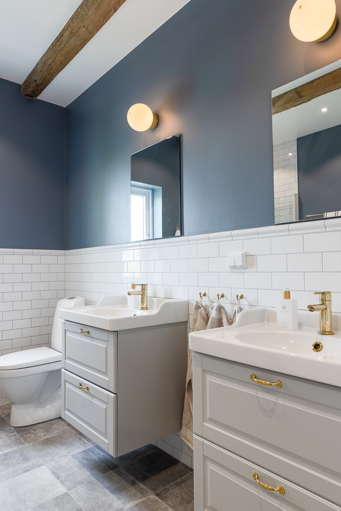 salle de bain murs bleus