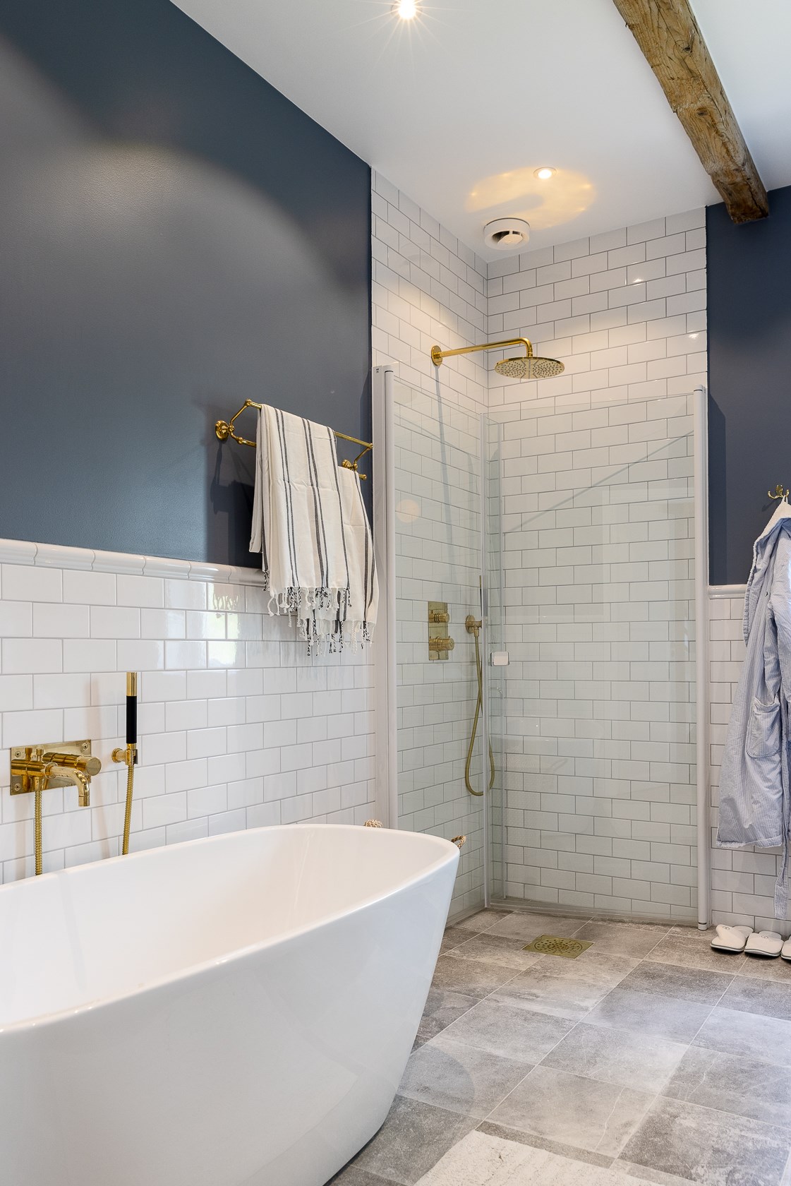 salle de bain murs bleus décoration contemporaine