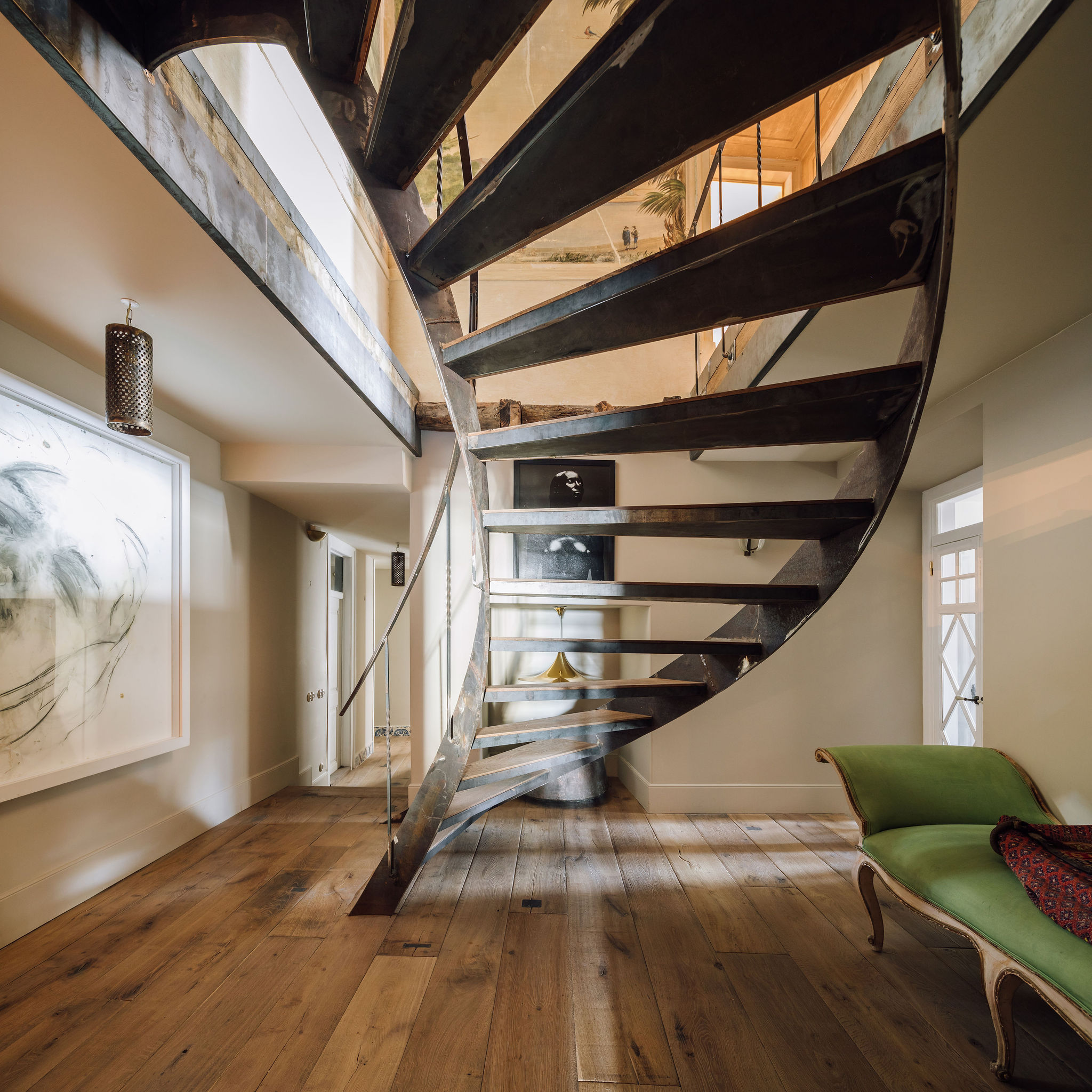 escalier design en acier dans maison ancienne