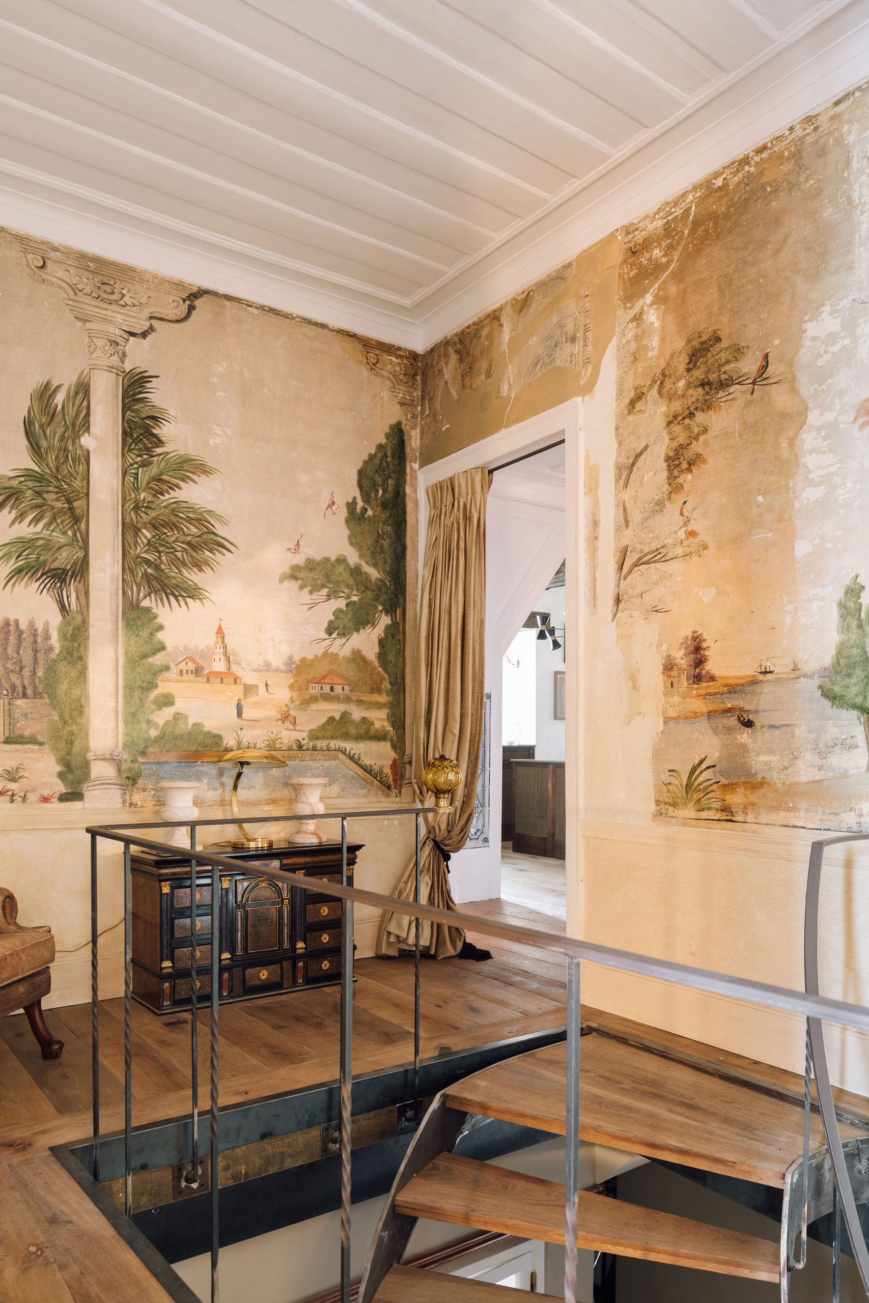murs avec fresques palier décoration vintage