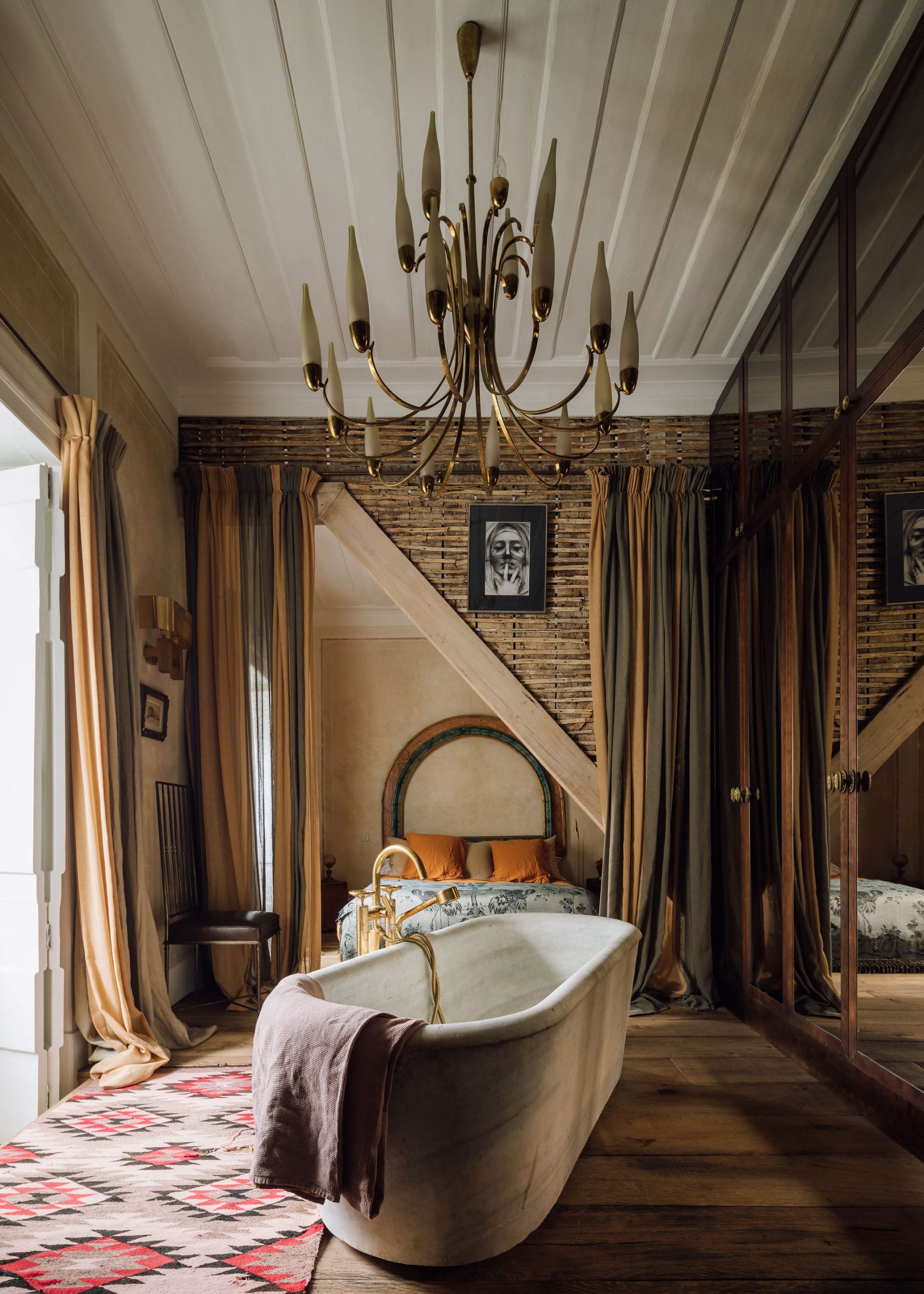 salle de bain avec poutres décoration vintage