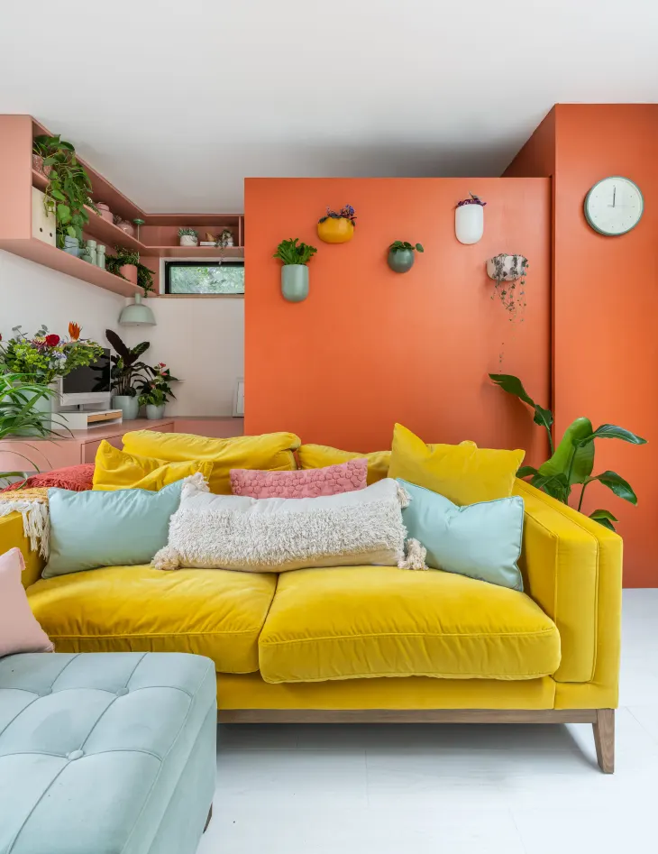 salon décoration colorée canapé jaune