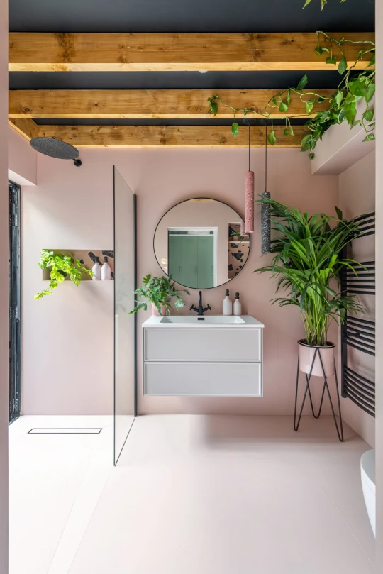 salle de bain avec plante verte décoration colorée