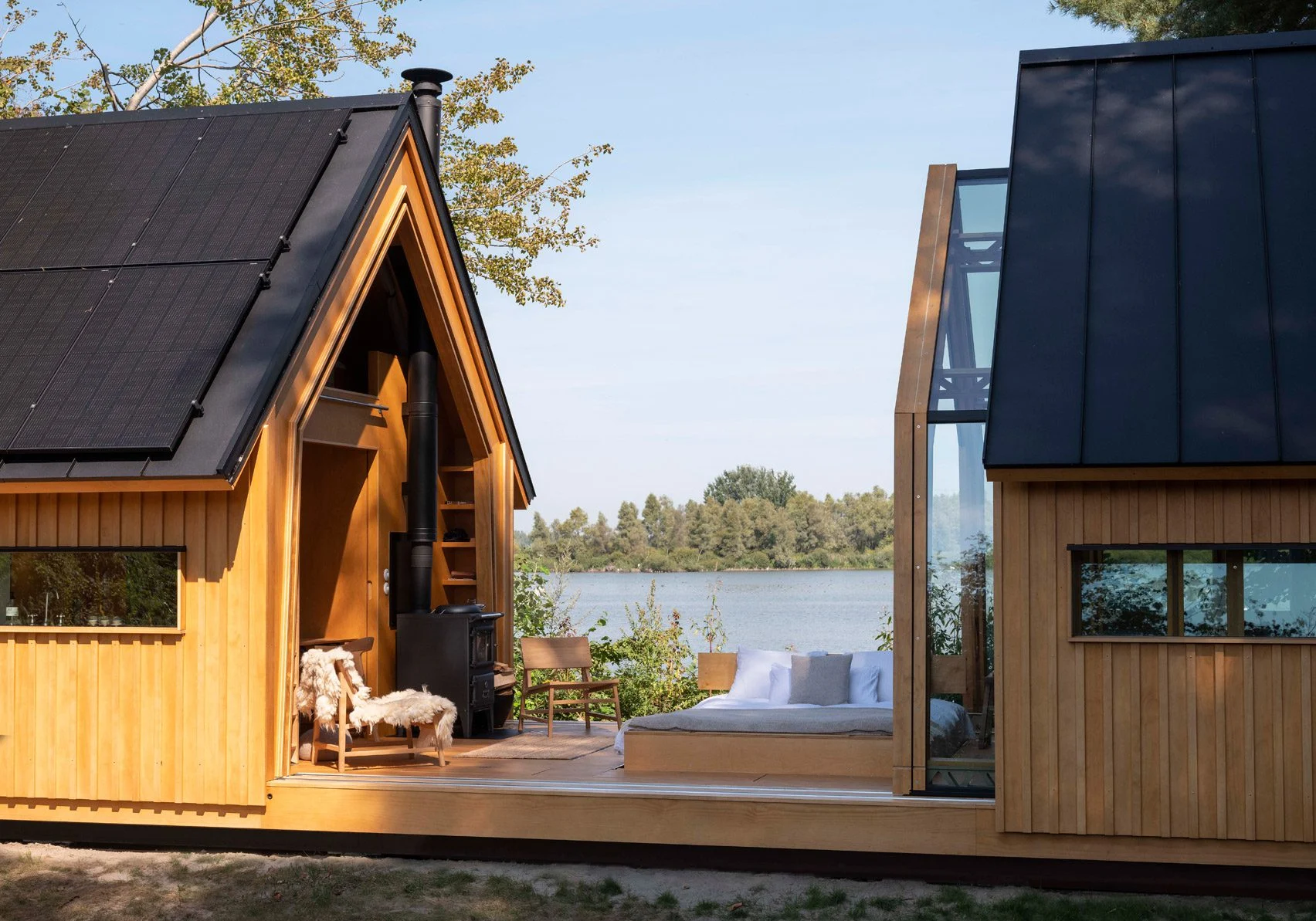 Une maison en bois reconfigurable installée au bord de l'eau