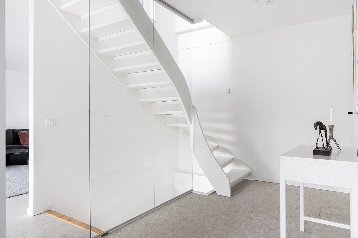 escalier design blanc
