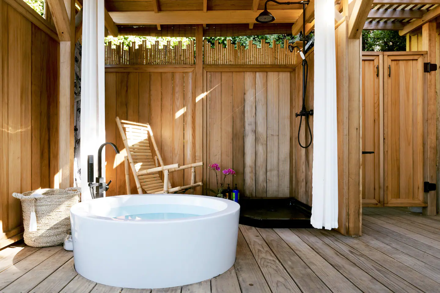 baignoire sur terrasse petite maison de plage en bois